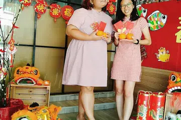 DAPAT GELARAN WANITA HARIMAU: Cik Farhanah Abdul Rahman (kiri) bersama temannya dalam suasana menyambut Tahun Baru Cina. Oleh kerana dilahirkan pada Tahun Harimau menurut kalendar Cina, beliau dikatakan mengongsi sifat bengis seperti harimau. - Foto ihsan FARHANA ABDUL RAHMAN