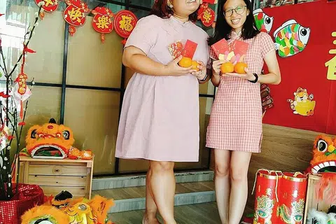 DAPAT GELARAN WANITA HARIMAU: Cik Farhanah Abdul Rahman (kiri) bersama temannya dalam suasana menyambut Tahun Baru Cina. Oleh kerana dilahirkan pada Tahun Harimau menurut kalendar Cina, beliau dikatakan mengongsi sifat bengis seperti harimau. - Foto ihsan FARHANA ABDUL RAHMAN
