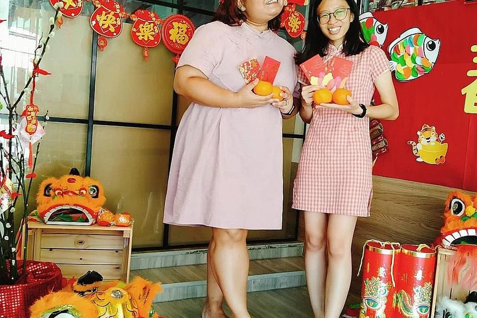 DAPAT GELARAN WANITA HARIMAU: Cik Farhanah Abdul Rahman (kiri) bersama temannya dalam suasana menyambut Tahun Baru Cina. Oleh kerana dilahirkan pada Tahun Harimau menurut kalendar Cina, beliau dikatakan mengongsi sifat bengis seperti harimau. - Foto ihsan FARHANA ABDUL RAHMAN