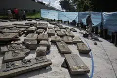 Pemasangan memorial luar itu akan menampilkan kira-kira 80 artifak yang tidak dituntut – kebanyakannya  batu nisan yang dikumpul sejak Disember 2013. 