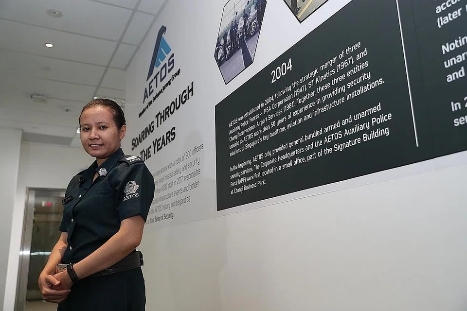 KELUAR ZON SELESA: Cik Nur Hidayah Abu Bakar menukar pekerjaan daripada jurutera bersekutu dalam industri elektronik kepada pegawai polis auksiliari dalam sektor keselamatan di Aetos Holdings menerusi Program Penukaran Profesional (PCP) yang membolehkan beliau meraih kemahiran baru dalam sektor baru. - Foto BH oleh TIMOTHY DAVID