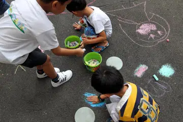 LUAHKAN KREATIVITI: Bermain secara bebas adalah penting untuk perkembangan kanak-kanak kerana ia menggalakkan daya kreativiti dan inovasi.
