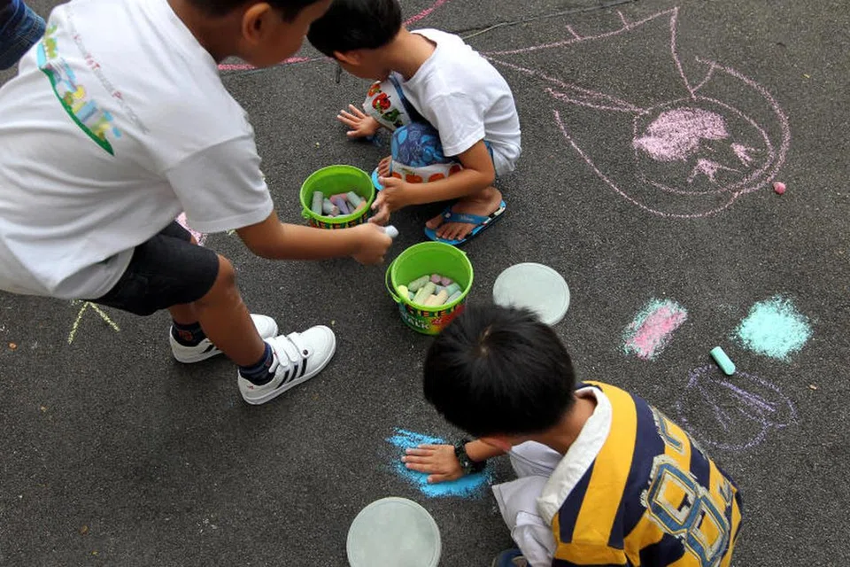 LUAHKAN KREATIVITI: Bermain secara bebas adalah penting untuk perkembangan kanak-kanak kerana ia menggalakkan daya kreativiti dan inovasi.