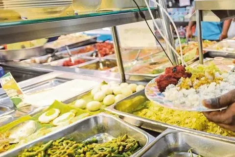 BANTU PENDUDUK: Walaupun kos barangan asas dan bahan mentah naik, ada sebilangan restoran di Lembah Klang masih menyediakan Menu Rahmah untuk membantu penduduk kurang mampu.