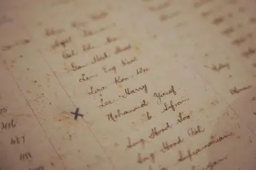 ARTIFAK BERHARGA: Nama mendiang PM Lee dalam rekod Daftar Kemasukan Sekolah Rendah Telok Kurau. - Foto ZAOBAO