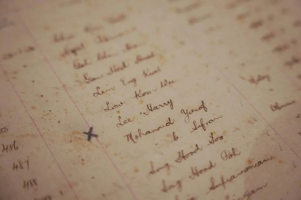 ARTIFAK BERHARGA: Nama mendiang PM Lee dalam rekod Daftar Kemasukan Sekolah Rendah Telok Kurau. - Foto ZAOBAO