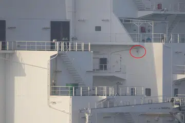 GAGALKAN  RAMPASAN: Imej yang dikeluarkan oleh Jabatan Pertahanan Amerika Syarikat menunjukkan kerosakan ke atas kapal dagang Richmond Voyager akibat tembakan yang dilepaskan oleh kapal tentera laut Iran. 