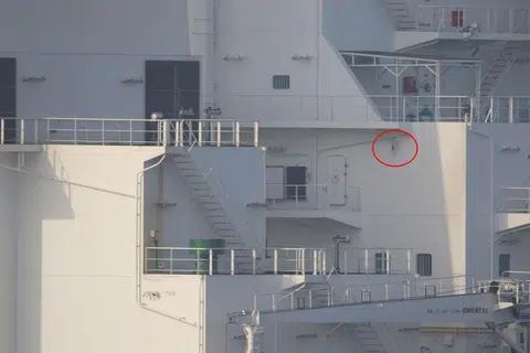 GAGALKAN  RAMPASAN: Imej yang dikeluarkan oleh Jabatan Pertahanan Amerika Syarikat menunjukkan kerosakan ke atas kapal dagang Richmond Voyager akibat tembakan yang dilepaskan oleh kapal tentera laut Iran. 
