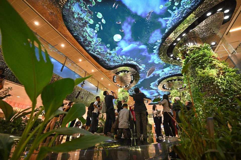 BAK BERJALAN DI TAMAN INDAH: Terletak di kawasan transit, taman baru ‘Dreamscape’ menampilkan siling langit digital yang meniru keadaan cuaca di persekitaran lapangan terbang dalam masa nyata. Ia juga mempunyai lebih 20,000 tumbuhan yang dipilih daripada 100 spesies dan kolam ikan yang dilengkapi dengan platform lutsinar.