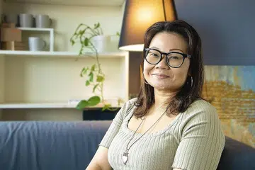 TIDAK SANGKA: Cik Tira Ismail dahulu menyangka kegagalan jantung hanya akan berlaku kepada mereka yang lebih berusia sehinggalah beliau sendiri perlu menjalani pembedahan akibat arteri yang tersumbat ketika umurnya lewat tiga puluhan tahun. - Foto SHAH RIZAL BAHARUDIN