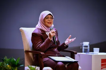 KEKAL BERSATU: Puan Halimah tekankan pentingnya Singapura tingkatkan daya tahan dan bersatu dalam dunia yang tidak menentu sekarang untuk terus menakat semasa berucap di Ceramah S. Rajaratnam di ITE Kolej Central pada Jumaat (9 Jun).