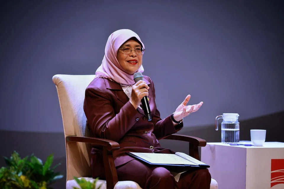 KEKAL BERSATU: Puan Halimah tekankan pentingnya Singapura tingkatkan daya tahan dan bersatu dalam dunia yang tidak menentu sekarang untuk terus menakat semasa berucap di Ceramah S. Rajaratnam di ITE Kolej Central pada Jumaat (9 Jun).