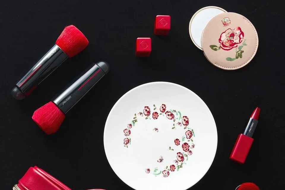 Barangan edisi terhad Shiseido x Willabelle Ong menampilkan reka bentuk bunga camellia dan rama-rama, termasuk beg kosmetik (dengan pembelian $250), cermin solek (dengan pembelian $150) dan set pinggan aksesori (dengan pembelian $350).