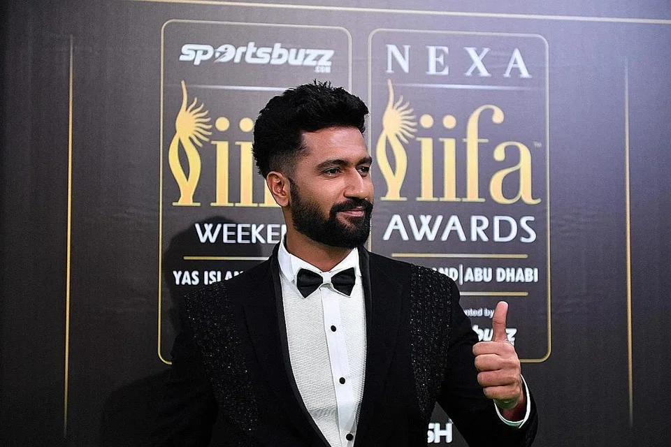LAKONAN DIIKTIRAF: Pelakon Bollywood, Vicky Kaushal muncul sebagai penerima Anugerah Pelakon Lelaki Terbaik menerusi Sardar Udham dalam majlis penyampaian Anugerah Akademi Filem India Antarabangsa (IIFA) hujung minggu lalu. - Foto AFP