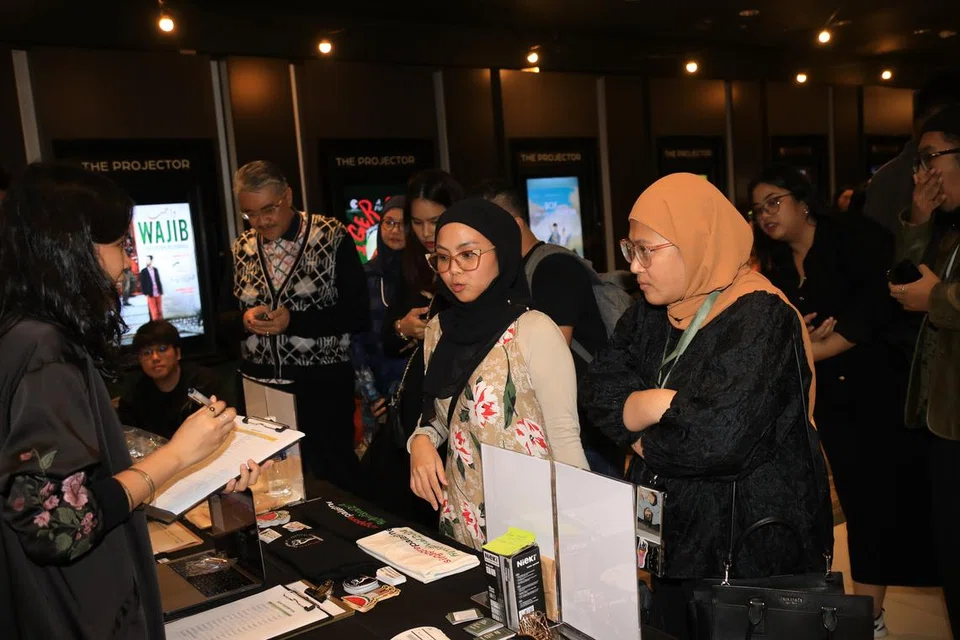 CERMINAN PERPADUAN: Pengunjung hadir untuk beri sokongan dengan menonton filem Palestin yang ditayangkan di The Projector, Cineleisure. Hasil kutipan tiket akan disalurkan kepada Persatuan Palang Merah Singapura (SRCS) untuk membantu rakyat Palestin.