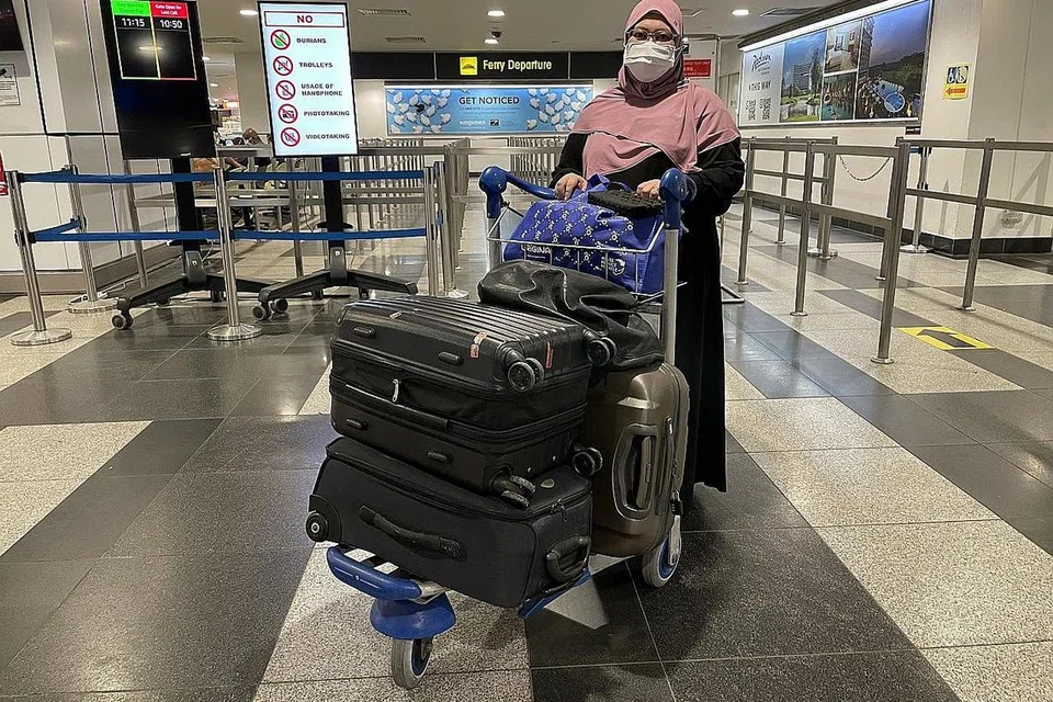 BERTEMU IBU: Cik Yuliawati gembira kali pertama sejak dua tahun lalu dapat bertemu ibu dan ahli keluarganya yang lain di Batam dengan pembukaan semula terminal feri di Pusat HarbnourFront. 