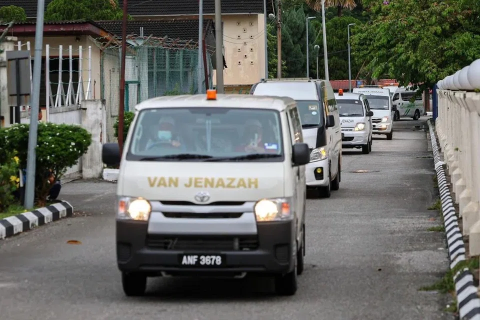 Van jenazah yang membawa anggota Tentera Laut Diraja Malaysia (TLDM) yang terkorban dalam tragedi udara membabitkan dua helikopterbya terhempas di Pangkalan TLDM Lumut, Perak, pada 23 April.