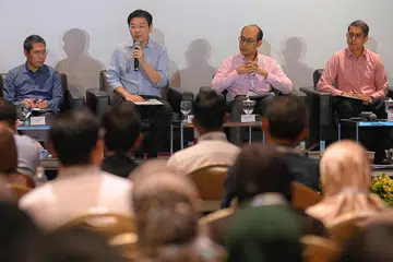 BINCANG KEPRIHATINAN MASYARAKAT: Menteri di Pejabat Perdana Menteri yang juga Menteri Kedua (Pendidikan merangkap Ehwal Luar), Dr Mohamad Maliki Osman (paling kiri); Encik Wong; dan Menteri Negara (Ehwal Dalam Negeri merangkap Pembangunan Negara), Profesor Madya Dr Muhammad Faishal Ibrahim (paling kanan), merupakan antara panel di sesi dialog di Konvensyen Nasional ke-4 AMP semalam. Sesi itu dikendalikan naib pengerusi AMP, Encik Hazni Aris (dua dari kanan). - Foto BM oleh MARK CHEONG