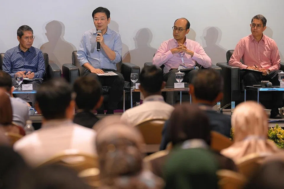 BINCANG KEPRIHATINAN MASYARAKAT: Menteri di Pejabat Perdana Menteri yang juga Menteri Kedua (Pendidikan merangkap Ehwal Luar), Dr Mohamad Maliki Osman (paling kiri); Encik Wong; dan Menteri Negara (Ehwal Dalam Negeri merangkap Pembangunan Negara), Profesor Madya Dr Muhammad Faishal Ibrahim (paling kanan), merupakan antara panel di sesi dialog di Konvensyen Nasional ke-4 AMP semalam. Sesi itu dikendalikan naib pengerusi AMP, Encik Hazni Aris (dua dari kanan). - Foto BM oleh MARK CHEONG