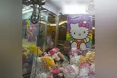 Budak lelaki berusia 3 tahun di Queensland, Australia, terperangkap dalam mesin permainan ‘Hello Kitty’ setelah dia merangkak masuk untuk mencari hadiah pada 27 Januari.