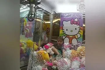 Budak lelaki berusia 3 tahun di Queensland, Australia, terperangkap dalam mesin permainan ‘Hello Kitty’ setelah dia merangkak masuk untuk mencari hadiah pada 27 Januari.