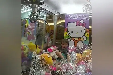 Budak lelaki berusia 3 tahun di Queensland, Australia, terperangkap dalam mesin permainan ‘Hello Kitty’ setelah dia merangkak masuk untuk mencari hadiah pada 27 Januari.
