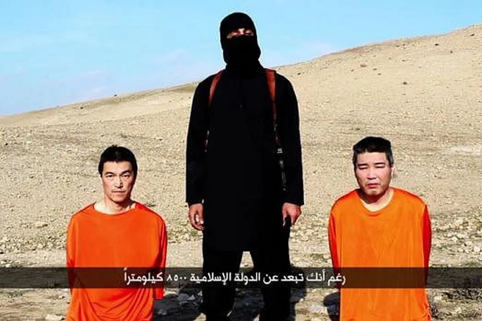 MINTA TEBUSAN: Militan IS memaparkan dua tebusan Jepun, Kenji Goto (kiri) dan Haruna Yukawa (kanan) dalam video terbaru. IS mengancam akan membunuh dua rakyat Jepun itu kecuali Jepun membayar wang tebusan. - Foto AFP