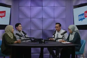 (Dari kiri) Koresponden Cik Nur Fathin Awalludin, penyunting Encik Hakim Norman Hassan, wartawan Encik Harith Mustaffa dan Cik Batrisyia Baharim semasa vodcast BHerbual yang membincangkan tentang penggunaan bahasa Melayu oleh generasi kini.