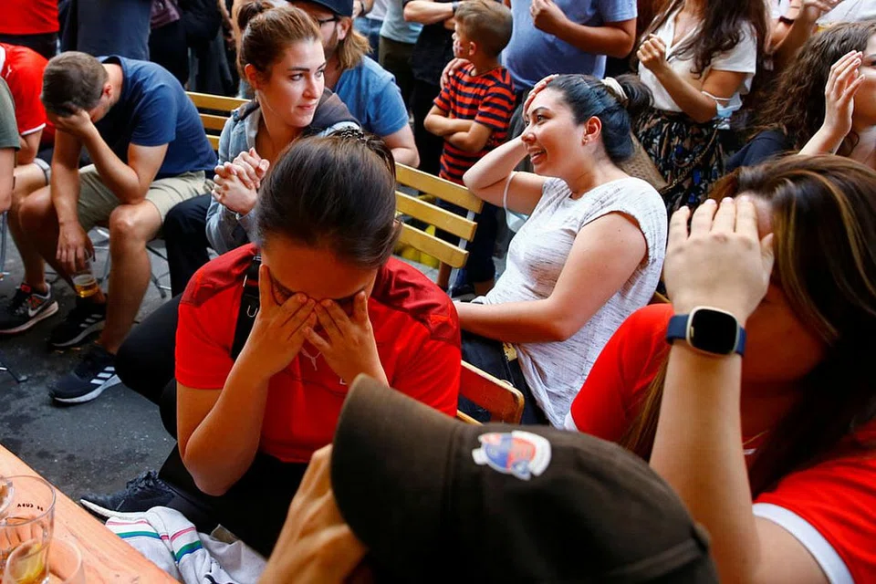 KECEWA: Beberapa penyokong Switzerland di Zurich kelihatan hampa setelah pasukan mereka kalah di tangan Sepanyol dalam perlawanan sukur akhir Euro 2020 . - Foto REUTERS