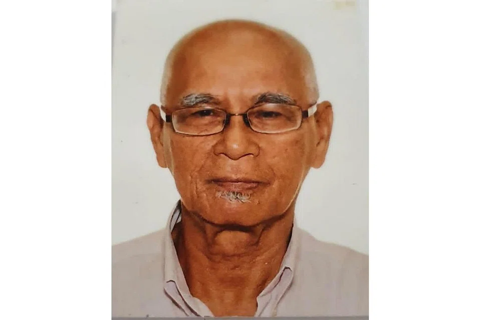 KAYUH TERUS: Setelah solat isyak dan tarawih, Encik Mohamed Yusoff (atas) terus turun trek Ramadan Ridedengan memakai baju Melayu. Sebelum acara bermula, Encik Sharael Taha dan Encik Mohamed Yusoff memberi kata-kata perangsang kepada peserta. - Foto-foto FACEBOOK SHARAEL TAHA