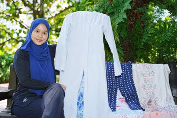 Pengasas jenama fesyen Hafizah Ghazali, Cik Hafizah Ghazali, dengan koleksi rayanya tahun ini. Jenamanya terkenal dengan amalan fesyen yang mampan dan beretika. 