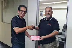USAHA MURNI: Pengarah Urusan Pos TKI Services Ptd Ltd, Encik Mohamed Anwar Tahar (kanan), menghulurkan derma menerusi cek berjumlah $10,000 kepada Presiden Prihatin, Joe Jasmi, sebagai membantu artis dan seniman Melayu Singapura yang sakit, uzur dan memerlukan bantuan pada Jun lalu. - Foto PRIHATIN SINGAPURA