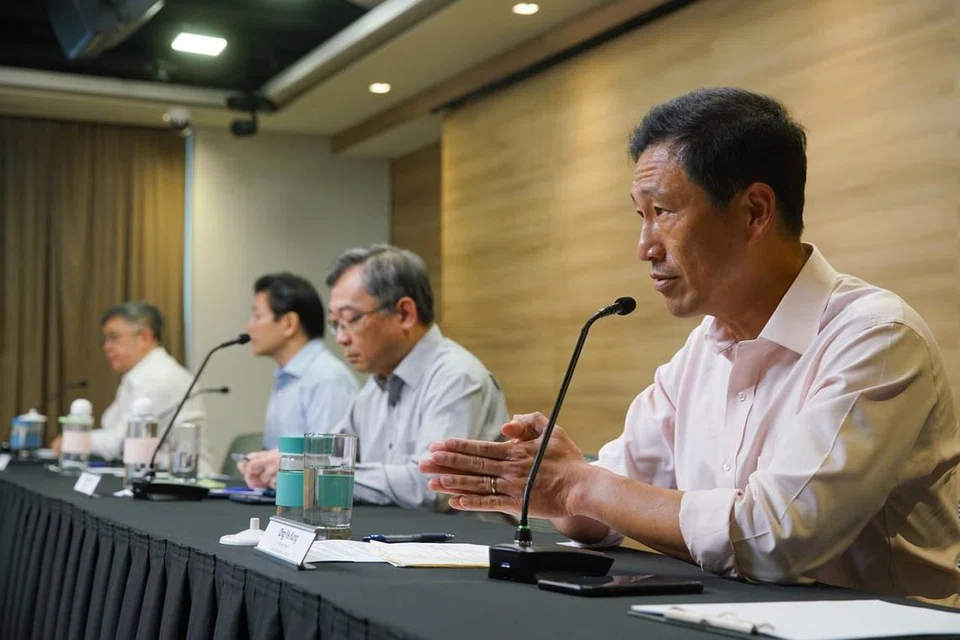 LANGKAH MENANGANI COVID-19: (Dari kanan) Menteri Kesihatan Ong Ye Kung; Menteri Perdagangan dan Perusahaan Gan Kim Yong; Menteri Kewangan Lawrence Wong; dan pengarah khidmat perubatan di MOH, Profesor Madya Kenneth Mak mengumumkan beberapa langkah baru bagi mencegah penularan Covid-19, termasuk menggesa orang ramai agar memakai pelitup yang mempunyai keupayaan penapisan tinggi. - Foto MCI