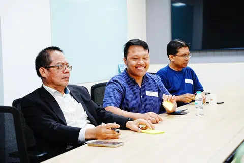 Peguam yang juga pemilik firma guaman, A Rohim Noor Lila LLP, Encik Abdul Rohim Sarip (kiri), menyifatkan Berita Harian sebagai akhbar yang perlu mengekalkan kerelevanan memandangkan ia adalah satu-satunya akhbar Melayu. Beliau turut dilihat bersama (dari kanan) Pustakawan (Bahasa Melayu), Encik Herman Rothman; dan calon Doktor Falsafah (PhD), Encik Syafiq Mardi Khan. 