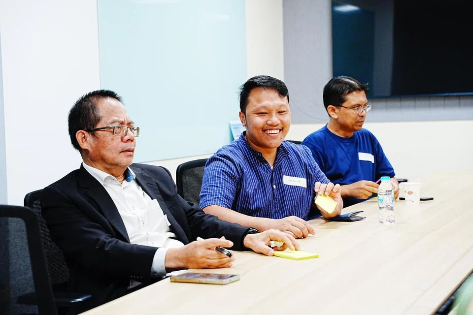 Peguam yang juga pemilik firma guaman, A Rohim Noor Lila LLP, Encik Abdul Rohim Sarip (kiri), menyifatkan Berita Harian sebagai akhbar yang perlu mengekalkan kerelevanan memandangkan ia adalah satu-satunya akhbar Melayu. Beliau turut dilihat bersama (dari kanan) Pustakawan (Bahasa Melayu), Encik Herman Rothman; dan calon Doktor Falsafah (PhD), Encik Syafiq Mardi Khan. 