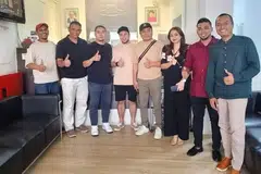 Usaha membantu para peniaga kecil dan usahawan mikro telah menyatukan sekumpulan karyawan untuk mengembleng tenaga dalam mengadakan, Seminar Niaga & Labur, pada 24 Februari di Singapore Expo. (Dari kiri) Pengarah Urusan Now Asia, Encik Abu Ayubul Ansari; Naib Presiden II, Dewan Perniagaan dan Perusahaan Melayu Singapura (DPPMS), Dr Malik Hassan; Pengarah Eksekutif Filloz International Pte Ltd, Encik Rashidy Mostafah; Pengarah Urusan Filloz International Pte Ltd, Encik Shafrizal Sharif; Pengarah Pemasaran, Filloz International Pte Ltd, Encik Khairudin Samsudin; Pengarah Eksekutif DPPMS, Cik Nadiah Hassan; Penolong Setiausaha Kehormat DPPMS, Encik Syahiran Rohajat; dan, Eksekutif Projek Perniagaan DPPMS, Encik ‘Aidil Rausi.