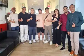Usaha membantu para peniaga kecil dan usahawan mikro telah menyatukan sekumpulan karyawan untuk mengembleng tenaga dalam mengadakan, Seminar Niaga & Labur, pada 24 Februari di Singapore Expo. (Dari kiri) Pengarah Urusan Now Asia, Encik Abu Ayubul Ansari; Naib Presiden II, Dewan Perniagaan dan Perusahaan Melayu Singapura (DPPMS), Dr Malik Hassan; Pengarah Eksekutif Filloz International Pte Ltd, Encik Rashidy Mostafah; Pengarah Urusan Filloz International Pte Ltd, Encik Shafrizal Sharif; Pengarah Pemasaran, Filloz International Pte Ltd, Encik Khairudin Samsudin; Pengarah Eksekutif DPPMS, Cik Nadiah Hassan; Penolong Setiausaha Kehormat DPPMS, Encik Syahiran Rohajat; dan, Eksekutif Projek Perniagaan DPPMS, Encik ‘Aidil Rausi.