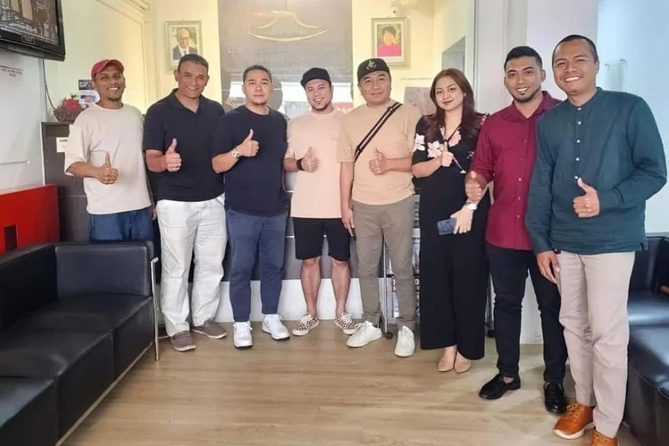 Usaha membantu para peniaga kecil dan usahawan mikro telah menyatukan sekumpulan karyawan untuk mengembleng tenaga dalam mengadakan, Seminar Niaga & Labur, pada 24 Februari di Singapore Expo. (Dari kiri) Pengarah Urusan Now Asia, Encik Abu Ayubul Ansari; Naib Presiden II, Dewan Perniagaan dan Perusahaan Melayu Singapura (DPPMS), Dr Malik Hassan; Pengarah Eksekutif Filloz International Pte Ltd, Encik Rashidy Mostafah; Pengarah Urusan Filloz International Pte Ltd, Encik Shafrizal Sharif; Pengarah Pemasaran, Filloz International Pte Ltd, Encik Khairudin Samsudin; Pengarah Eksekutif DPPMS, Cik Nadiah Hassan; Penolong Setiausaha Kehormat DPPMS, Encik Syahiran Rohajat; dan, Eksekutif Projek Perniagaan DPPMS, Encik ‘Aidil Rausi.