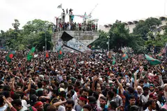 Penduduk Bangladesh berhimpun beramai-ramai di Dhaka bagi  meraikan peletakan jawatan Perdana Menteri Sheikh Hasina pada 5 Ogos. 