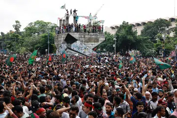 Penduduk Bangladesh berhimpun beramai-ramai di Dhaka bagi  meraikan peletakan jawatan Perdana Menteri Sheikh Hasina pada 5 Ogos. 