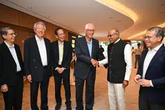 Menteri Kanan Emeritus (ESM), Encik Goh Chok Tong (empat dari kiri) berjabat tangan dengan Menteri Ehwal Dalam Negeri, Encik K. Shanmugam di majlis pelancaran buku berjudul ‘Policy, Fairness, and Compassion’  (Dasar, Keadilan dan Ihsan)  di Auditorium SPH Media pada 6 Februari. Bersama mereka ialah (dari kiri) Pemangku Menteri Bertanggungjawab bagi Ehwal Masyarakat Islam merangkap Menteri Negara Kanan (Ehwal Dalam Negeri), Profesor Madya Dr Muhammad Faishal Ibrahim, mantan Timbalan Perdana Menteri, Encik Teo Chee Hean, mantan Timbalan Speaker Parlimen, Encik Charles Chong dan Menteri Undang-undang, Encik Edwin Tong.