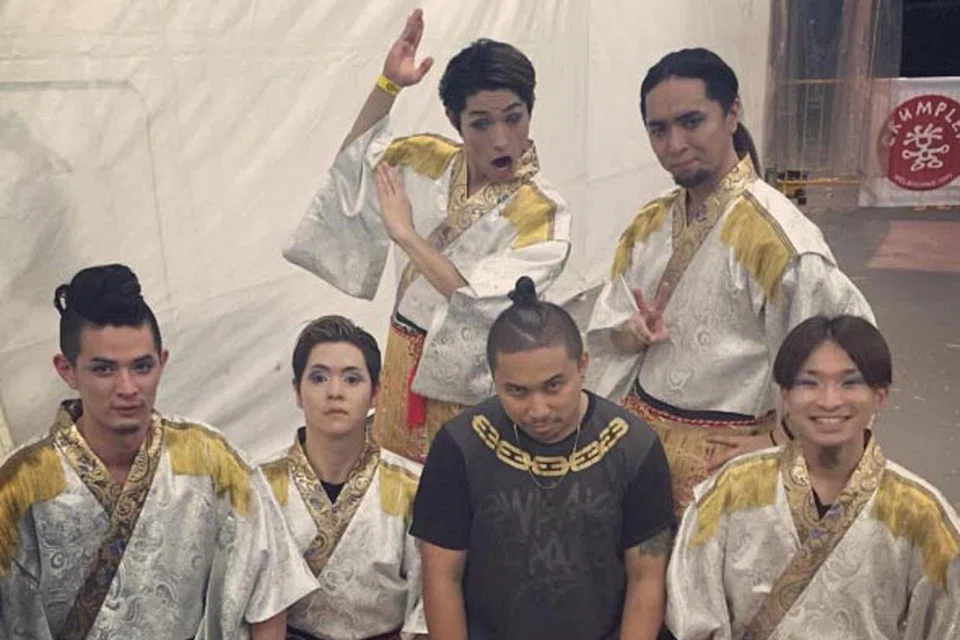 KUMPULAN TARI JEPUN: Anggota kumpulan tari animasi dari Jepun, Triqstar, telah menyerikan pesta tari jalanan *Scape Radikal Forze Jam 2016 dengan persembahan mereka pada Sabtu lalu. - Foto TRIQSTAR INSTAGRAM