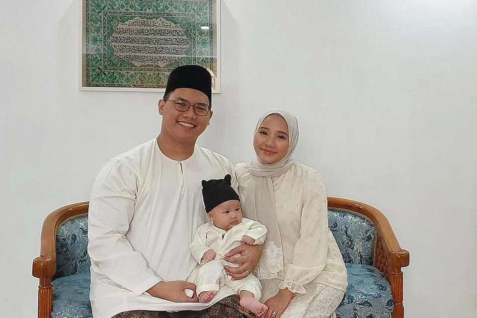 SYUKUR DAPAT JUGA BERAYA PADA TIGA HARI PERTAMA SYAWAL: Cik Azreena bersama suami, Encik Muhammad Fauzan dan anak mereka, Atif Idris, bergambar pada 1 Syawal lalu. - Foto ihsan AZREENA MOHAMAD ALI