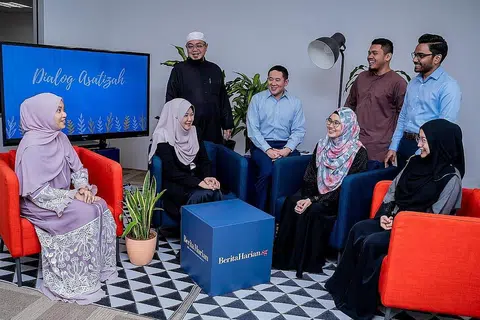 DIALOG ASATIZAH: Encik Amrin (empat dari kiri) berinteraksi dengan tujuh asatizah muda - (dari kiri, barisan pertama) Ustazah Liyanah Musfirah, Ustazah Sulizah Salleh, Ustazah Nurfarahin Mohamed Amin, Ustazah Sharifah Nabilah, (dari kiri barisan kedua) Ustaz Muhammad Shaheedan Sutari, Ustaz Muhammad Shiddiq Sinwan, Ustaz Muhammad Hanafi Mohamed Ekbal Shah - sewaktu sesi dialog anjuran BH baru-baru ini. - Foto BH oleh NUR DIYANA TAHA