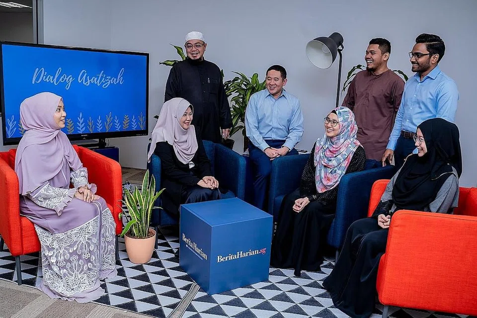 DIALOG ASATIZAH: Encik Amrin (empat dari kiri) berinteraksi dengan tujuh asatizah muda - (dari kiri, barisan pertama) Ustazah Liyanah Musfirah, Ustazah Sulizah Salleh, Ustazah Nurfarahin Mohamed Amin, Ustazah Sharifah Nabilah, (dari kiri barisan kedua) Ustaz Muhammad Shaheedan Sutari, Ustaz Muhammad Shiddiq Sinwan, Ustaz Muhammad Hanafi Mohamed Ekbal Shah - sewaktu sesi dialog anjuran BH baru-baru ini. - Foto BH oleh NUR DIYANA TAHA