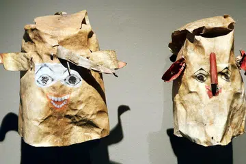 Topeng, yang menggambarkan pelbagai watak manusia yang tersembunyi di sebalik permukaan, pernah dipamerkan di ‘Masks Of Mexico From The Muyaes Ogazon Collection’ yang diadakan di Akademi Seni Halus Nanyang.