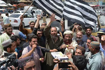 RAI 'KEMERDEKAAN': Aktivis Parti Jamiat Ulama-e-Islam Nazryati di Quetta meraikan pengunduran Amerika Syarikat pada 31 Ogos lalu, sekaligus menamatkan peperangan dan pendudukan 20 tahun Amerika dan mengembalikan pemerintahan Taleban di negara tersebut. - Foto AFP