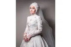 IBARAT PUTERI RAJA: Elfira Loy tampak ayu menggayakan gaun ilham pereka kesayangannya, Rizman Ruzaini, bagi majlis persandingannya dan suami, Muhammad Faris Khairol Anuar, di Pusat Konvensyen Antarabangsa Putrajaya (PICC) pada 5 Januari 2018.