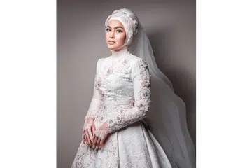 IBARAT PUTERI RAJA: Elfira Loy tampak ayu menggayakan gaun ilham pereka kesayangannya, Rizman Ruzaini, bagi majlis persandingannya dan suami, Muhammad Faris Khairol Anuar, di Pusat Konvensyen Antarabangsa Putrajaya (PICC) pada 5 Januari 2018.
