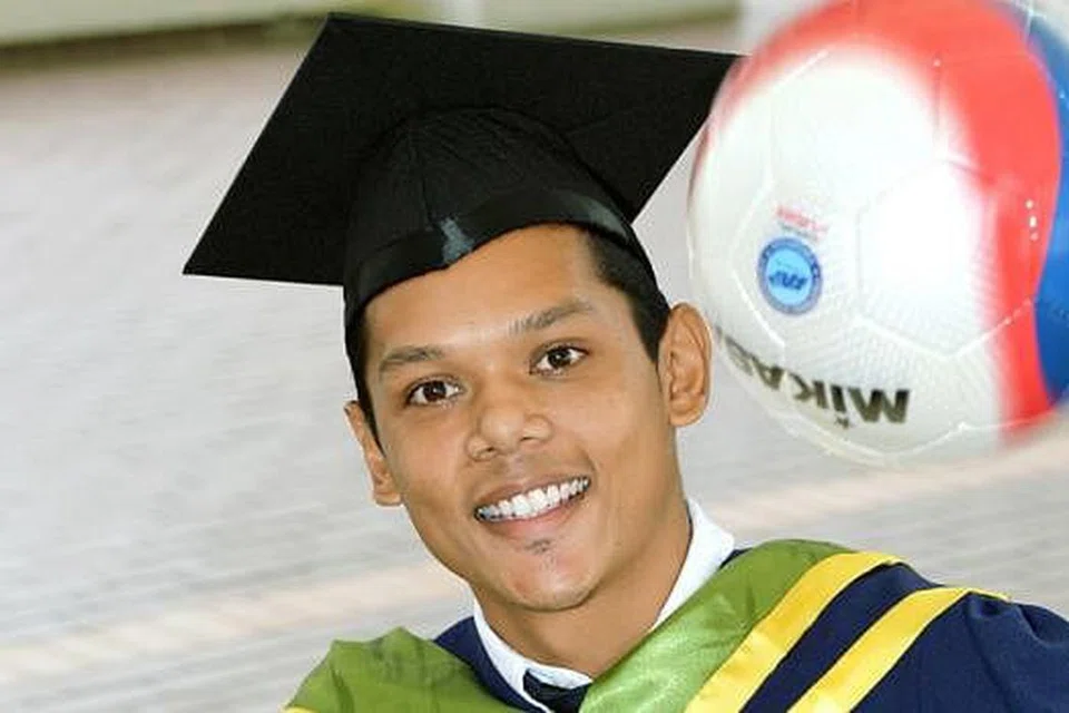 PANDAI MEMBERI KESIMBANGAN: Encik Mohamed Syaqir Sulaiman bijak mengatur dan mengimbangkan masa belajar dan bermain bola sehingga akhirnya berjaya meraih ijazah sarjana muda daripada Universiti Teknologi Nanyang (NTU) dalam bidang Sains Sukan dan Pengurusan. - Foto KHALID BABA